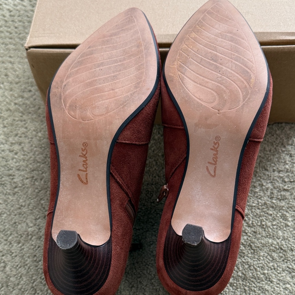 Clarks Rich Brown Ankle Booties - Picture 3 of 6